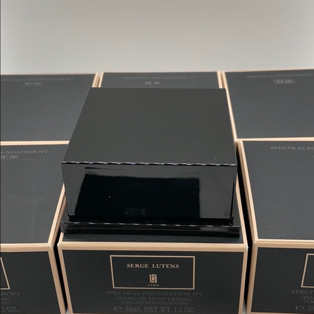 Serge Lutens foundations - Picture 3 of 4